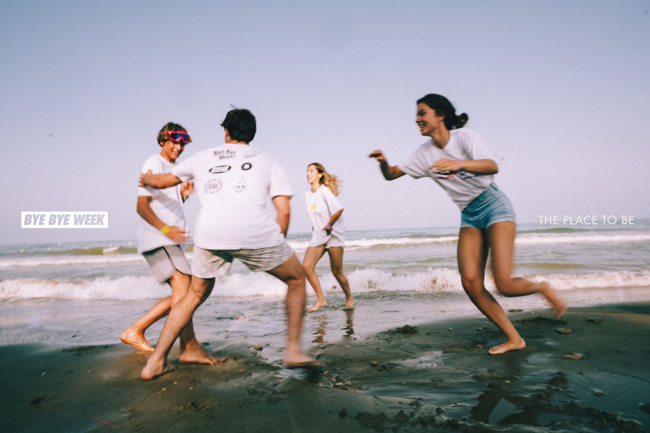 Jóvenes de la 'Generación Z' jugando en la playa en un viaje Bye Bye Week de Wasting Time