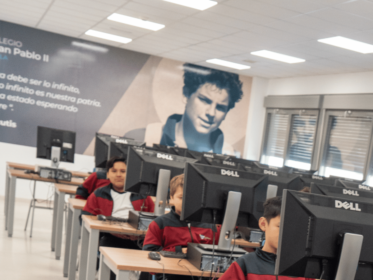 Aulas con historia: el Colegio Juan Pablo II de Parla dedica sus espacios a vidas ejemplares