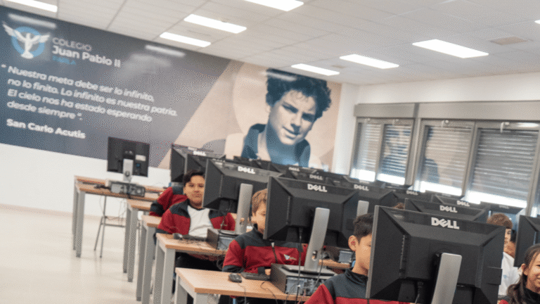 Aulas con historia: el Colegio Juan Pablo II de Parla dedica sus espacios a vidas ejemplares