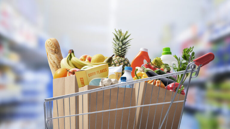 Carrito de compra lleno de productos de supermercado