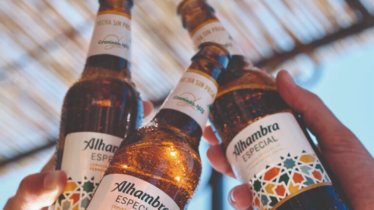 Cervezas Alhambra llena Sevilla de sorpresas este octubre en la previa al festival Jardín de las Delicias