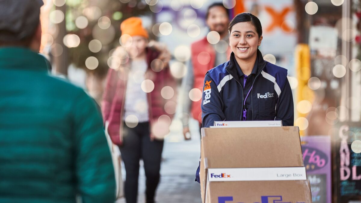 Repartidora con paquete de Fedex en carrito. Foto: FedEx 2026