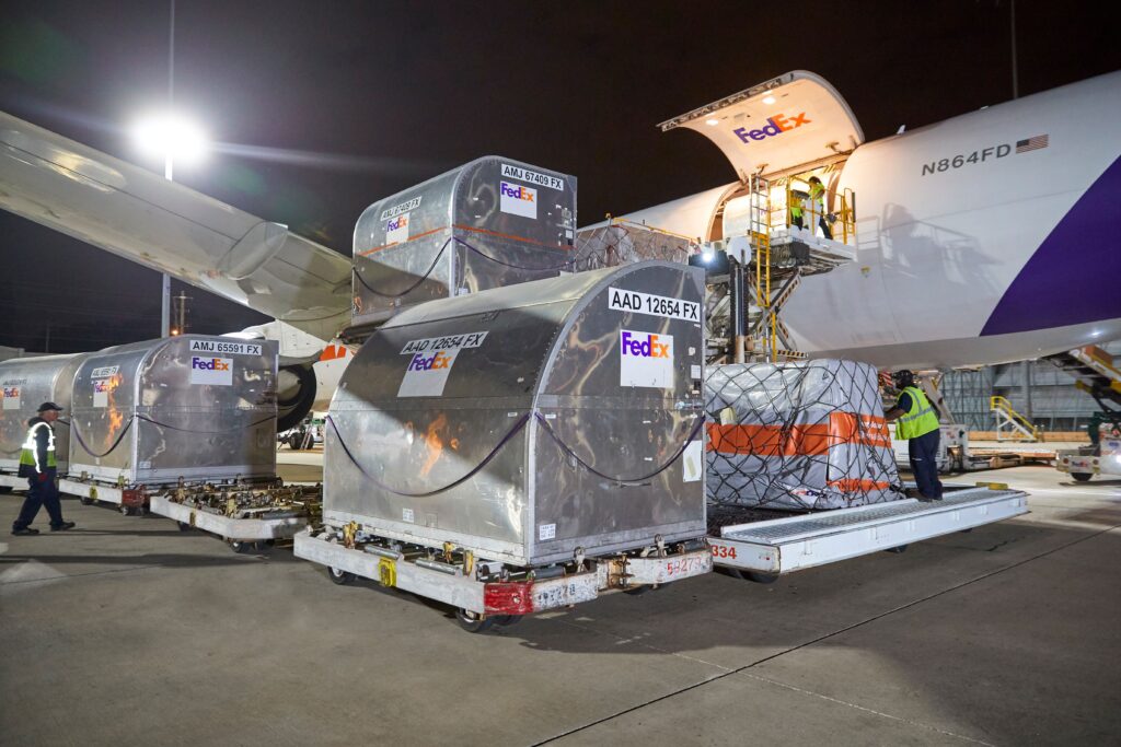 Carga de paquetes en un avión de FedEx. Foto: FedEx 2026