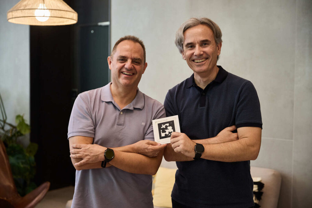 Félix J. García Clemente y Pedro Enrique López de Teruel, cofundadores de Bleecker Technologies, mostrando su código visual patentado para trazabilidad logística