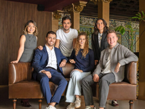 De izda. a dcha. (de pie y sentados), Andy Aguilar (cofounder de Legit.Health), Fran Villalba (founder de Internxt), Amaia Rodríguez (CEO y cofounder de Gravity Wave), Adrián Senar (CEO y cofounder de Kreios Space), Berta Madueño (cofounder de Tattoox) y David Camprubí (founder de Newcop).