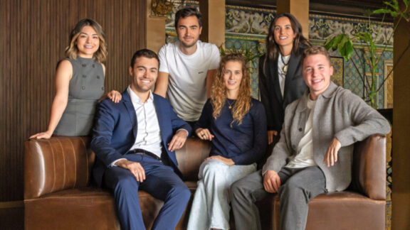 De izda. a dcha. (de pie y sentados), Andy Aguilar (cofounder de Legit.Health), Fran Villalba (founder de Internxt), Amaia Rodríguez (CEO y cofounder de Gravity Wave), Adrián Senar (CEO y cofounder de Kreios Space), Berta Madueño (cofounder de Tattoox) y David Camprubí (founder de Newcop).
