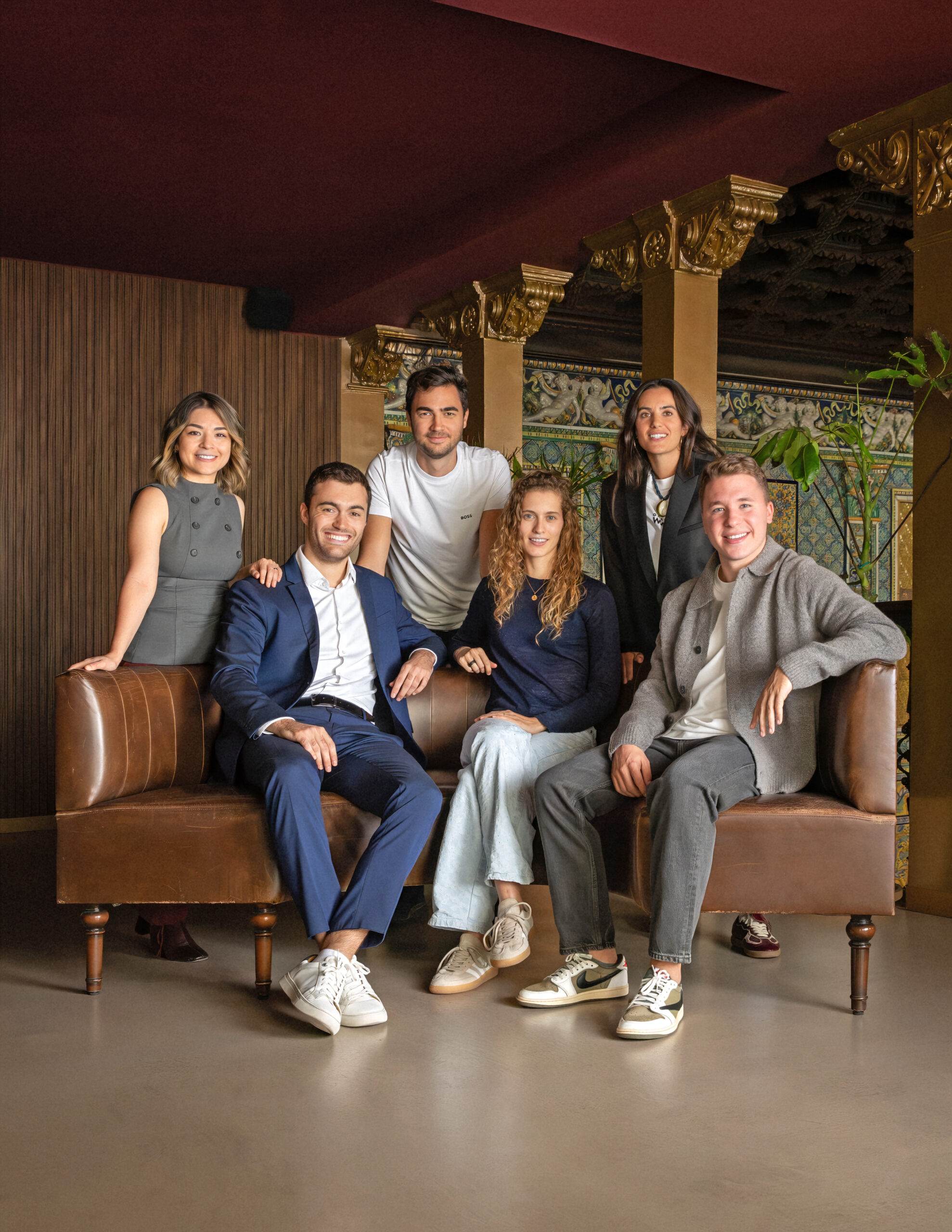 De izda. a dcha. (de pie y sentados), Andy Aguilar (cofounder de Legit.Health), Fran Villalba (founder de Internxt), Amaia Rodríguez (CEO y cofounder de Gravity Wave), Adrián Senar (CEO y cofounder de Kreios Space), Berta Madueño (cofounder de Tattoox) y David Camprubí (founder de Newcop).