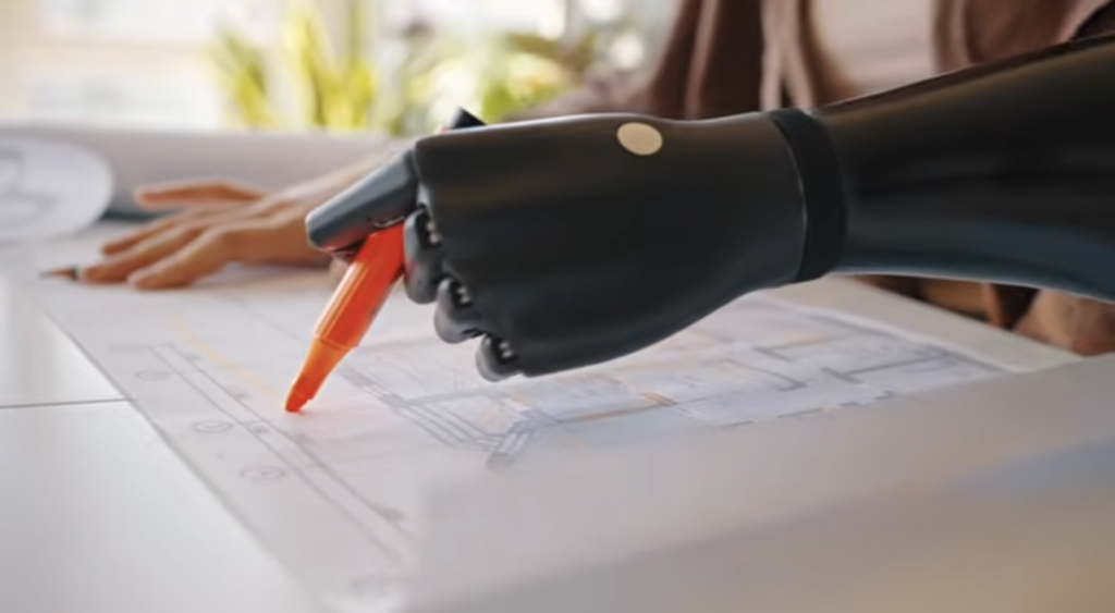 Prótesis de una mano escribiendo, desarrollada por Limbium, uno de los proyectos que participó en Impulsa Startups (programa de la Cámara de Comercio de España)