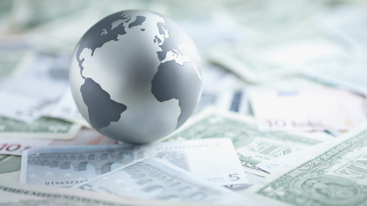 Globo terráqueo sobre billetes. Subvención para la Internacionalización