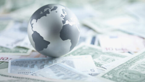 Globo terráqueo sobre billetes. Subvención para la Internacionalización