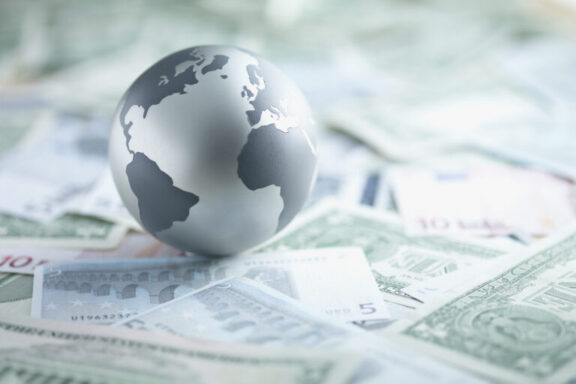 Globo terráqueo sobre billetes. Subvención para la Internacionalización