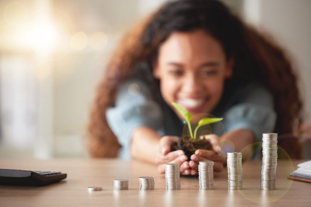 Joven con monedas apiladas. Concepto ahorro e inversión. Foto: istock