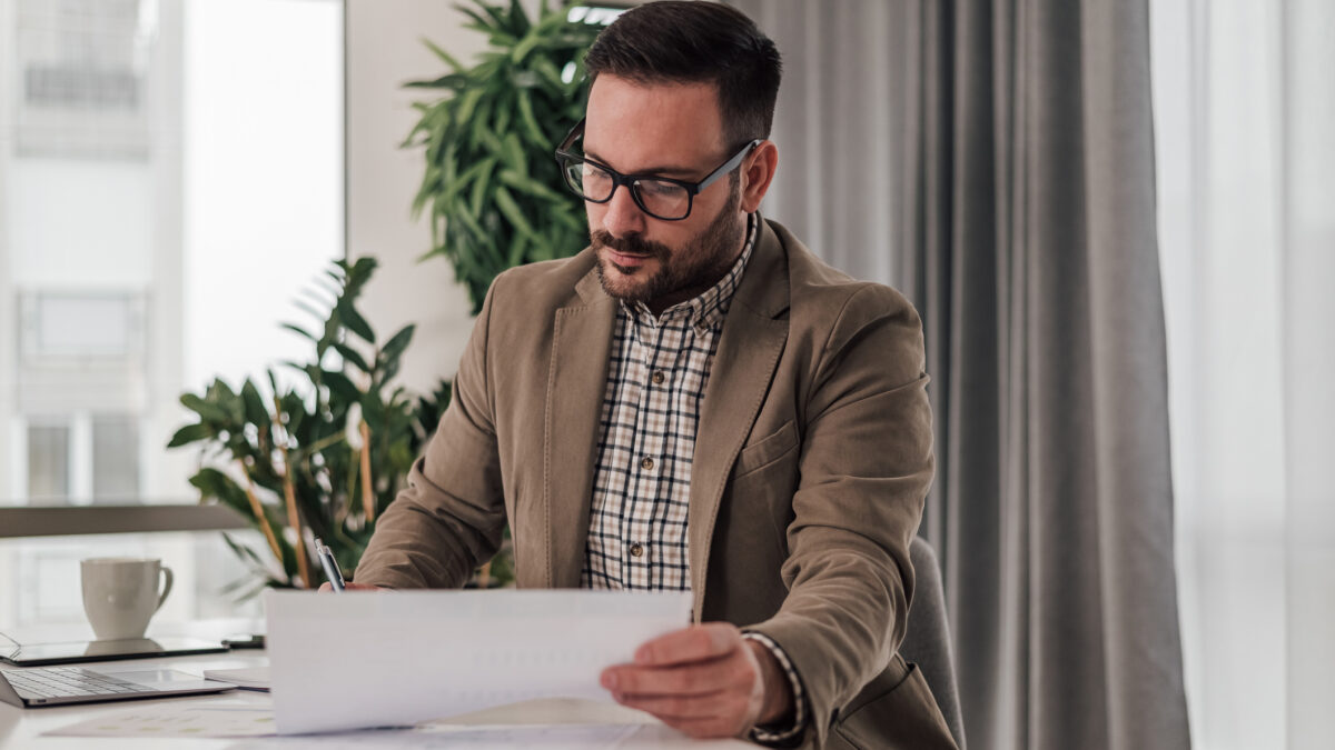 Profesional serio analizando el plan de negocios mientras trabaja en la oficina corporativa. Foto: istock