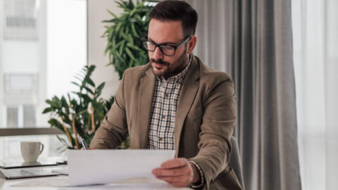Profesional serio analizando el plan de negocios mientras trabaja en la oficina corporativa. Foto: istock