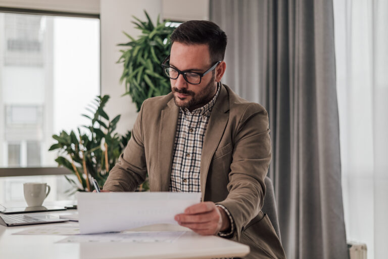 Profesional serio analizando el plan de negocios mientras trabaja en la oficina corporativa. Foto: istock