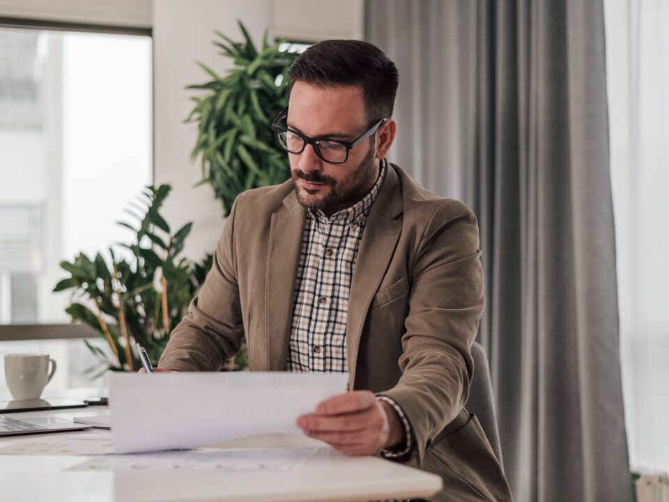 Profesional serio analizando el plan de negocios mientras trabaja en la oficina corporativa. Foto: istock