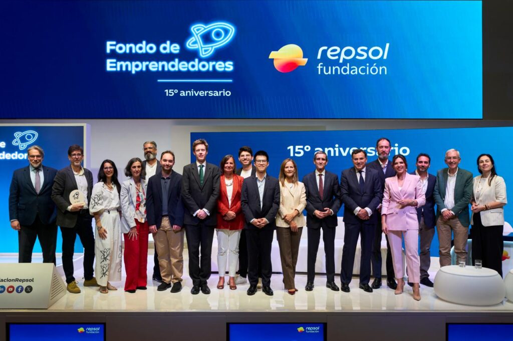 Las startups seleccionadas junto a Luis Cabra, director general de Transición Energética, Tecnología, Institucional y adjunto al CEO de Repsol; António Calçada, director general de Fundación Repsol y los participantes en el evento del 15º aniversario del Fondo de Emprendedores de Fundación Repsol