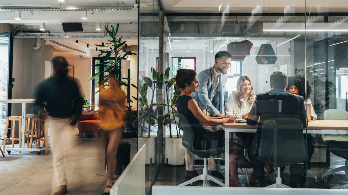 Reunión de negocios en una moderna oficina corporativa