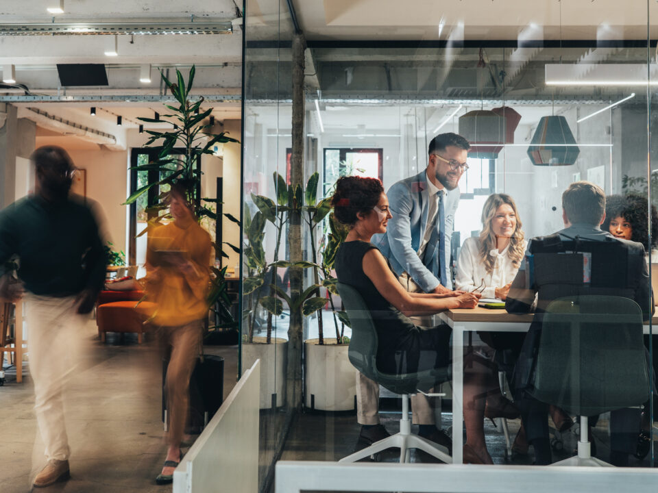Reunión de negocios en una moderna oficina corporativa