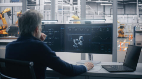 un gestor realiza mantenimiento remoto y diagnostico de equipos industriales
