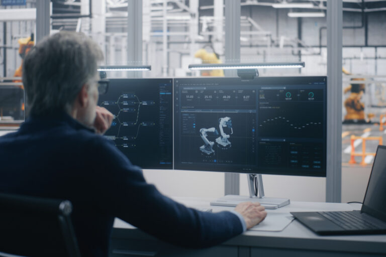 un gestor realiza mantenimiento remoto y diagnostico de equipos industriales