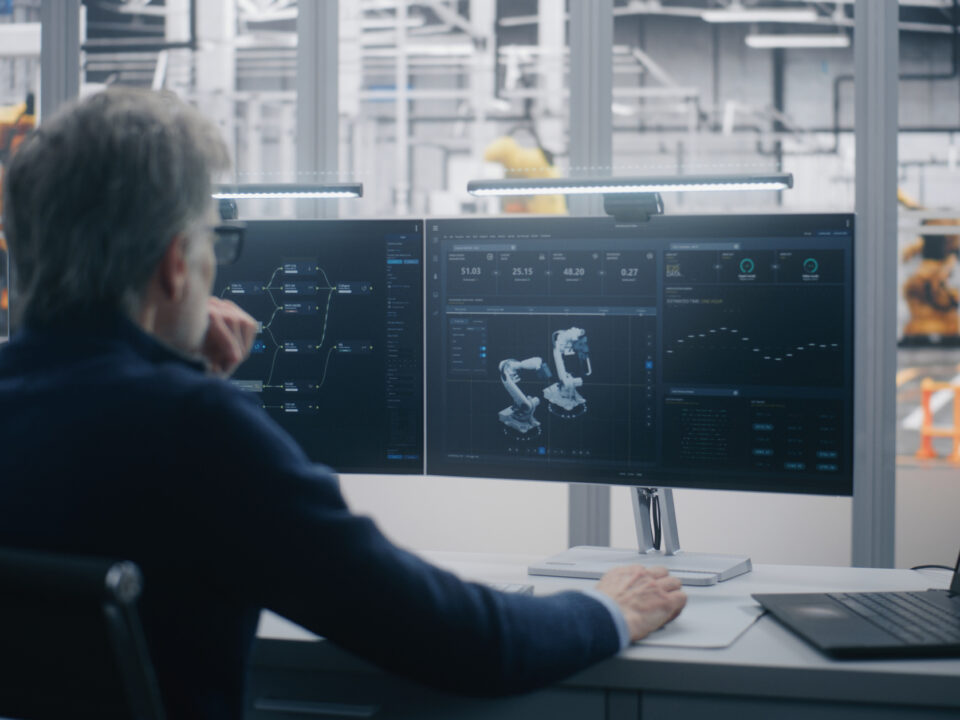 un gestor realiza mantenimiento remoto y diagnostico de equipos industriales
