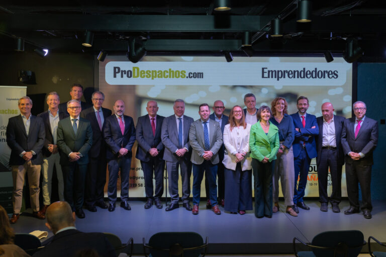 Foto de familia de los VI Premios ProDespachos a la Innovación en los Despachos Profesionales (foto Carolina Galiano)