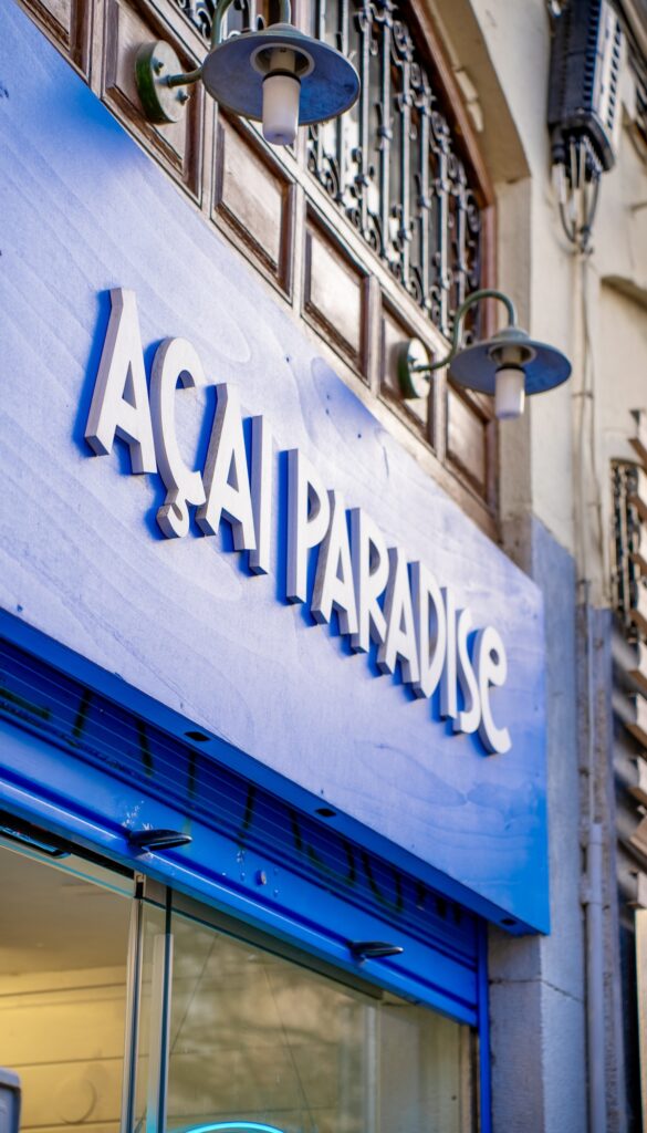 Rótulo de la fachada de un local de la franquicia Açai Paradise