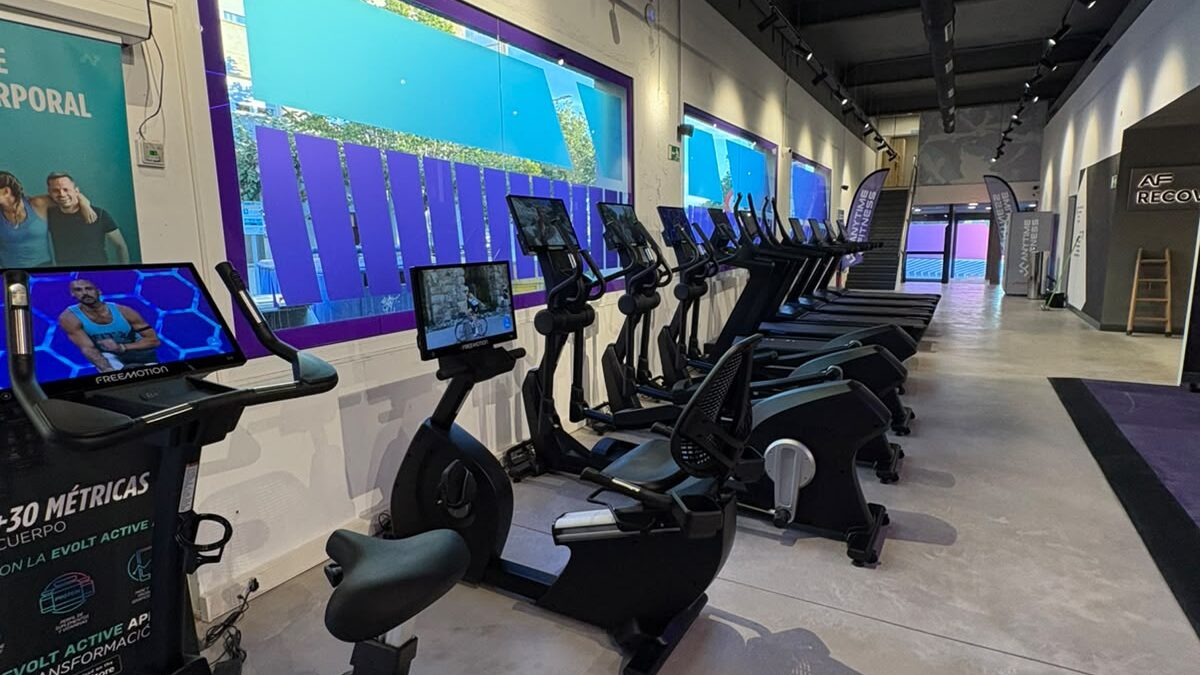 Bicicletas estáticas dentro de un gimnasio de Anytime Fitness