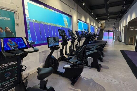 Bicicletas estáticas dentro de un gimnasio de Anytime Fitness