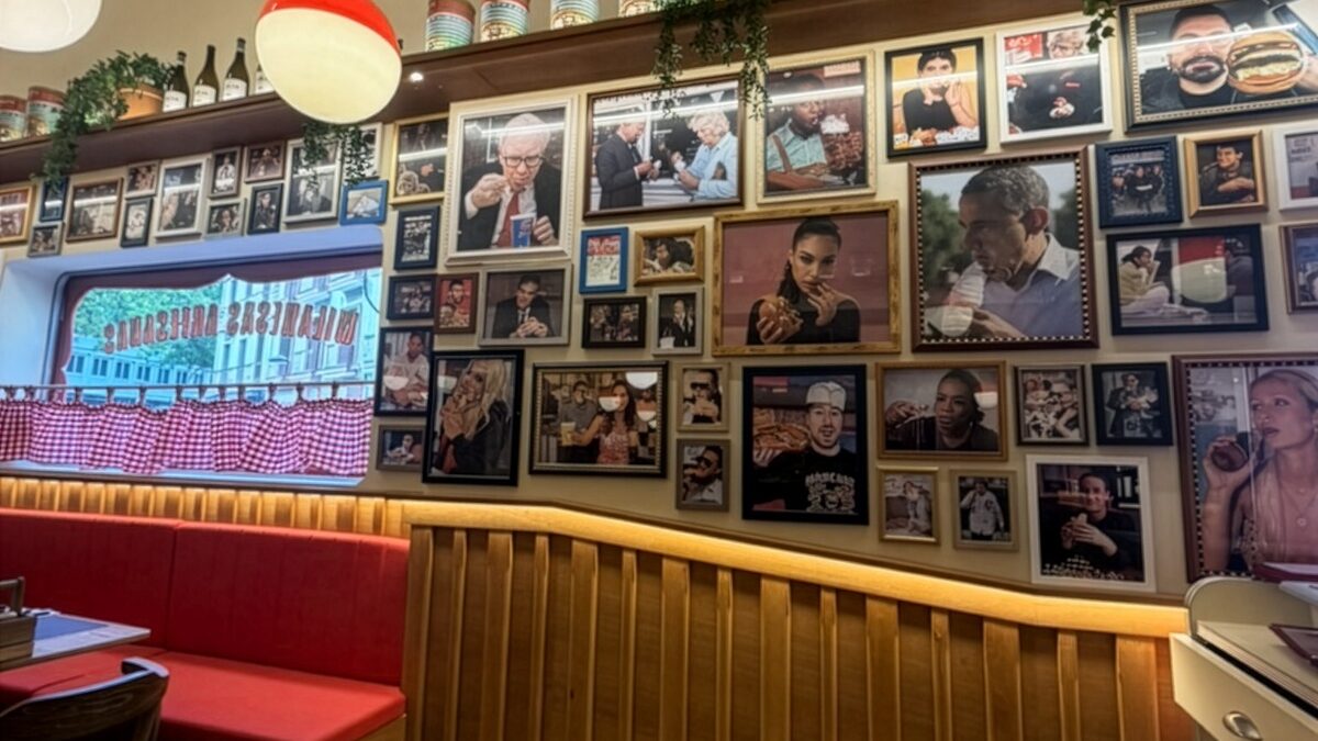 Interior del restaurante de milanesas Berto's Milanesa en Zaragoza