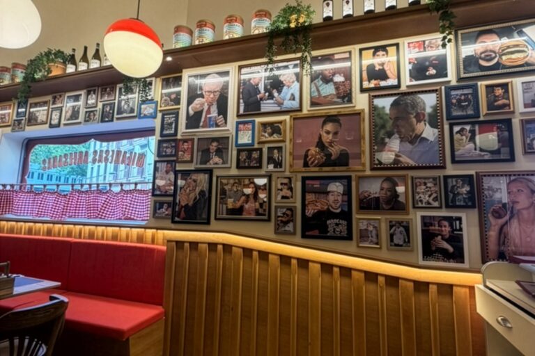 Interior del restaurante de milanesas Berto's Milanesa en Zaragoza