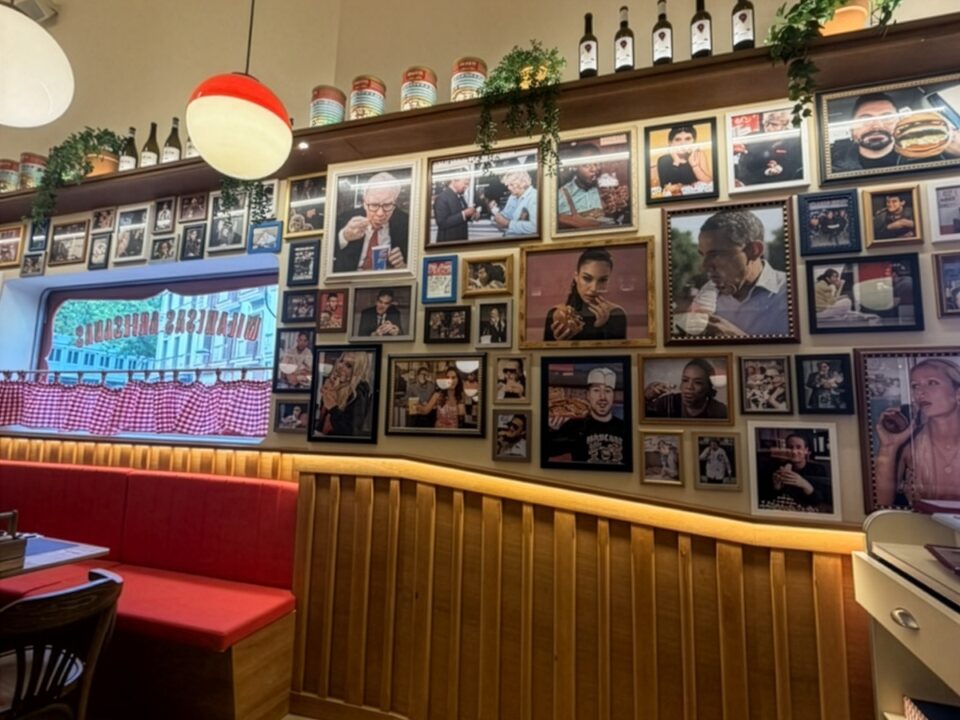 Interior del restaurante de milanesas Berto's Milanesa en Zaragoza