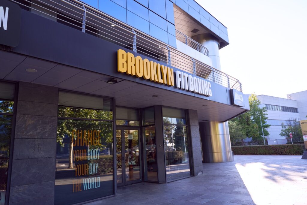 Fachada de un gimnasio de la franquicia Brooklyn Fitboxing