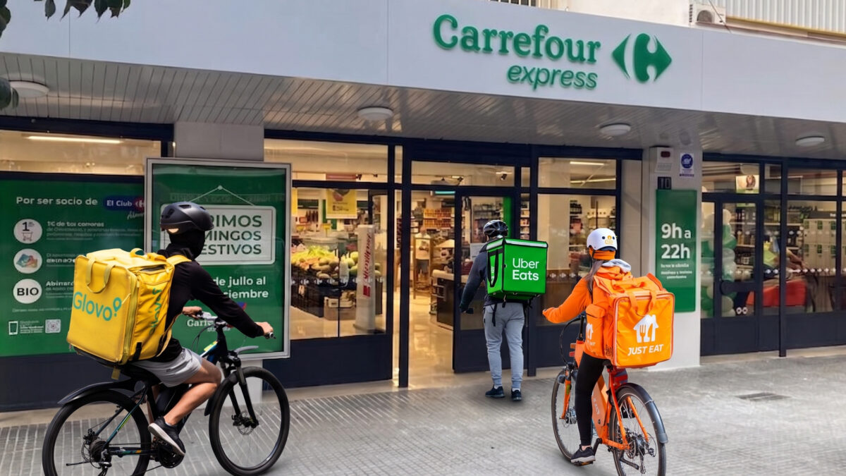 Repartidores en bici esperando fuera de un supermercado Carrefour Express
