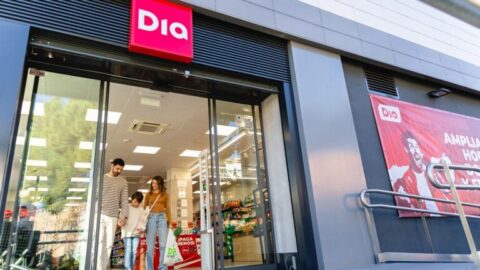 Clientes saliendo de una tienda de proximidad de Dia