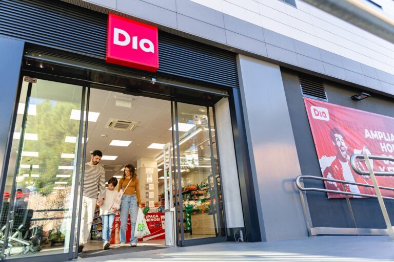 Clientes saliendo de una tienda de proximidad de Dia