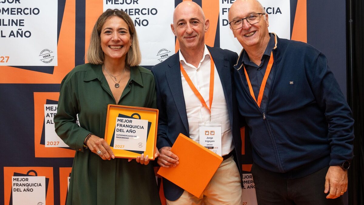 Entrega a representantes de Eroski del premio Franquicia del Año en los Premios Comercio 2027