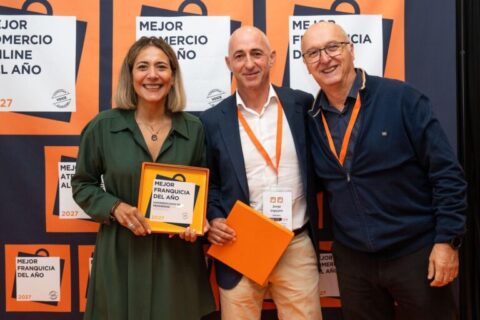 Entrega a representantes de Eroski del premio Franquicia del Año en los Premios Comercio 2027