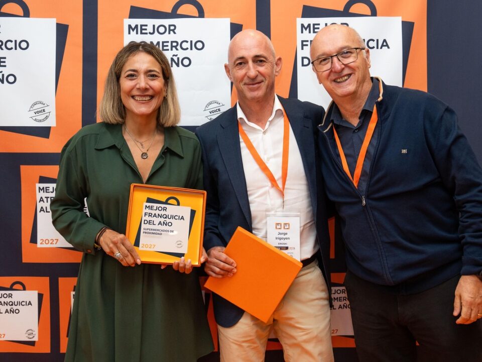 Entrega a representantes de Eroski del premio Franquicia del Año en los Premios Comercio 2027