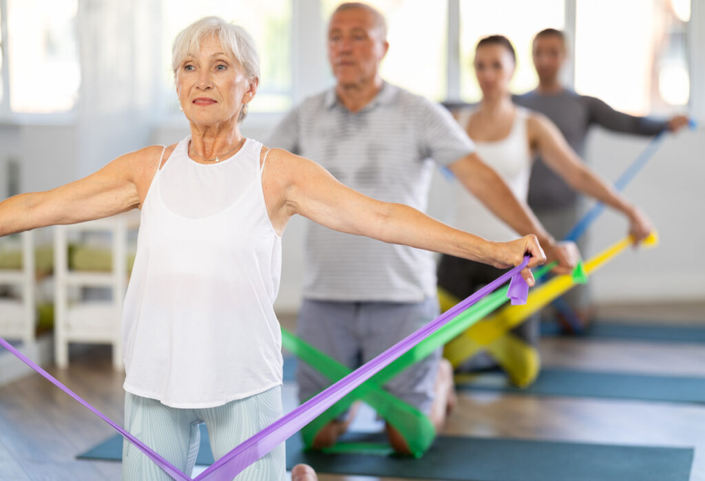 Gente mayor haciendo ejercicio en un gimnasios