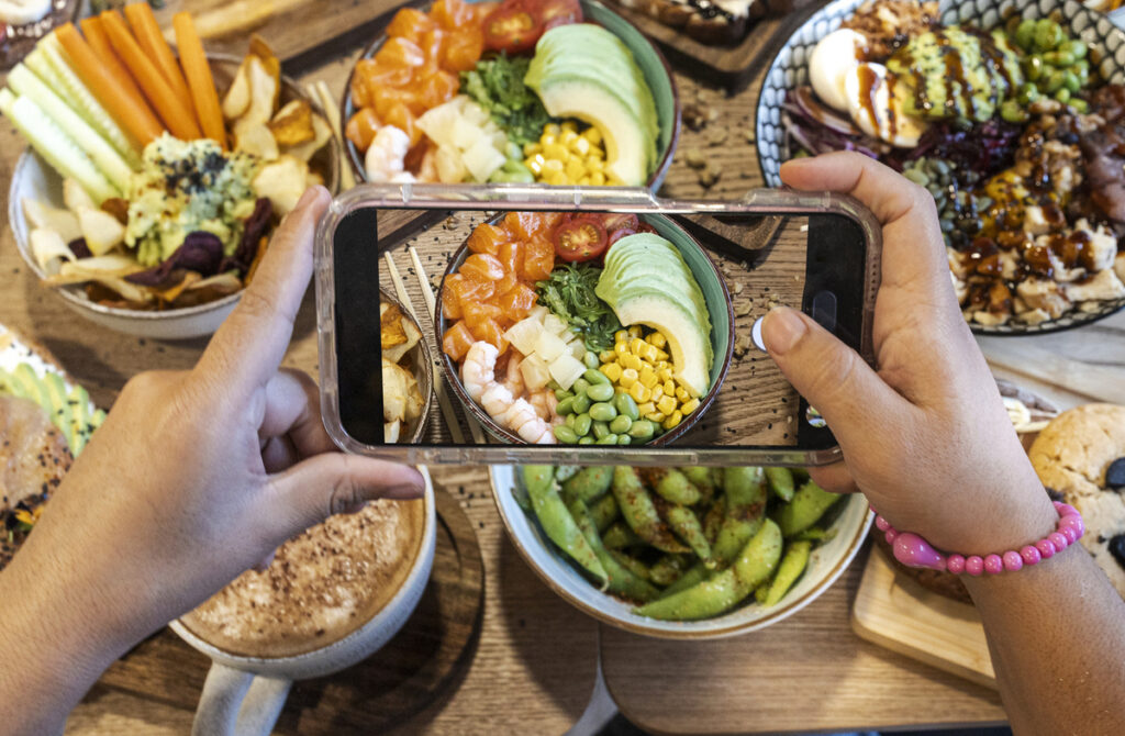 Cliente haciendo una foto a un bol de poké en un restaurante