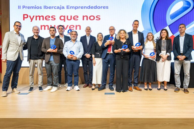 Foto grupal de los ganadores y entregadores de la II Edición de los Premios Ibercaja Emprendedores