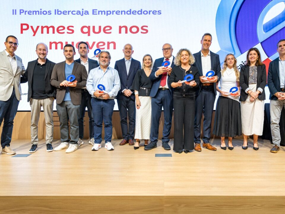 Foto grupal de los ganadores y entregadores de la II Edición de los Premios Ibercaja Emprendedores