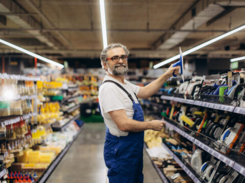 Hombre comprando en una tienda de bricolaje