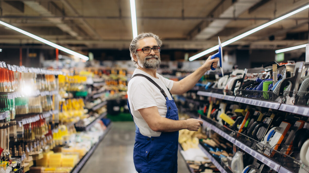 Hombre comprando en una tienda de bricolaje