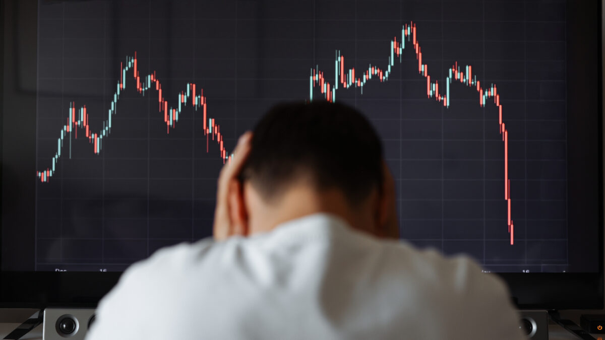 hombre estresado con la caída de las tendencias del mercado
