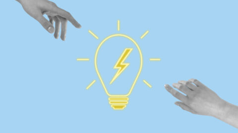 Manos que alcanzan la bombilla brillante. Lluvia de ideas, trabajo en equipo, colaboración, búsqueda y generación de soluciones o concepto de buena idea sobre fondo azul. Foto: istock