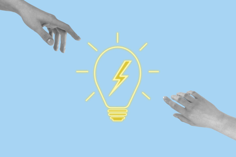 Manos que alcanzan la bombilla brillante. Lluvia de ideas, trabajo en equipo, colaboración, búsqueda y generación de soluciones o concepto de buena idea sobre fondo azul. Foto: istock