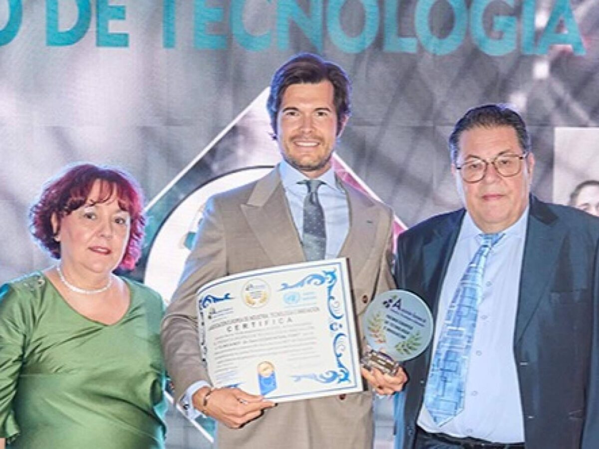 El doctor César Manuel Noval Font recibe el prestigioso Premio Europeo de Tecnología e Innovacion